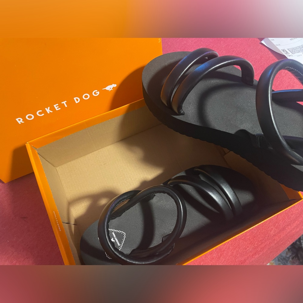 Rocket Dog Black Puff Strap Sandals.